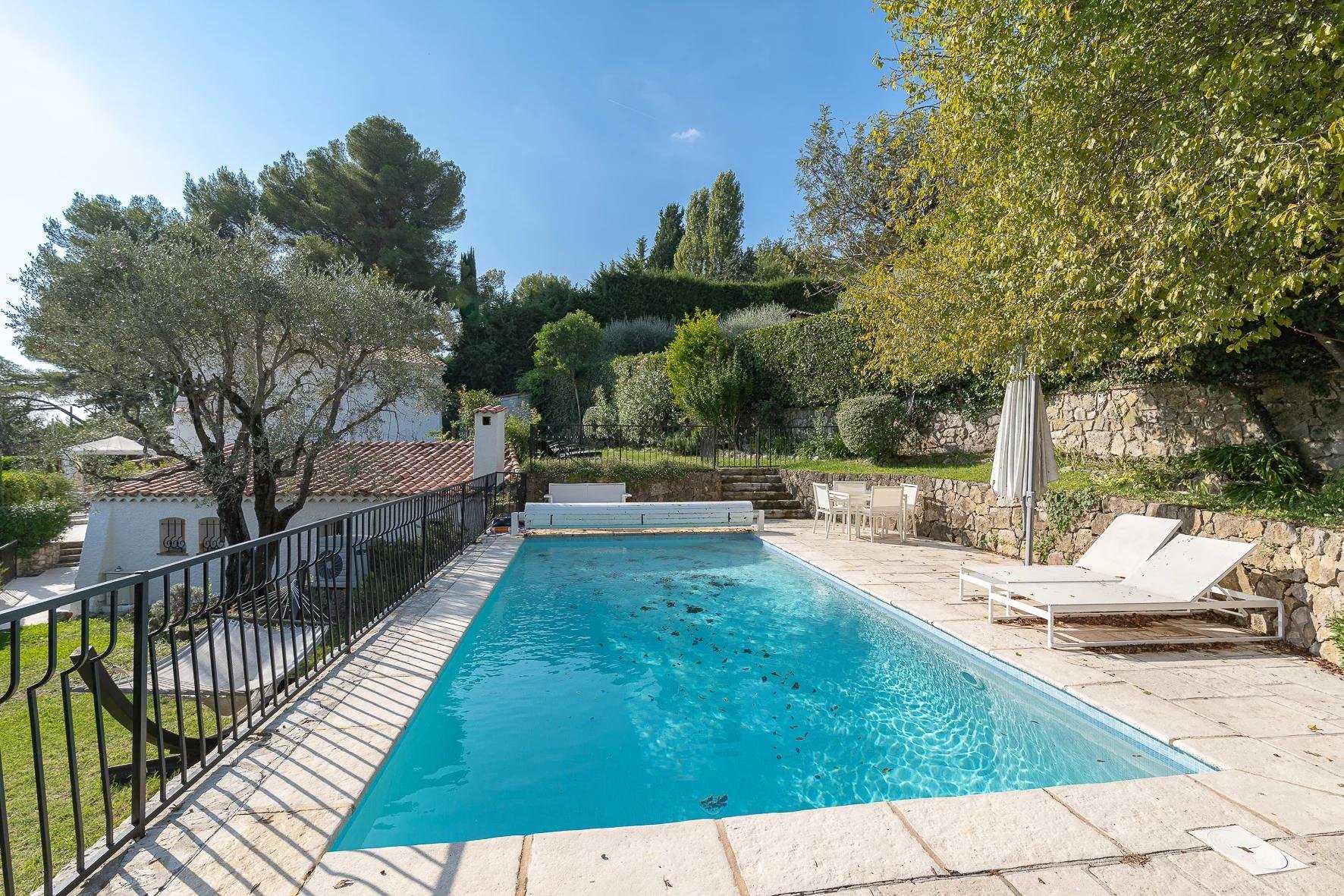 House in Mougins, Provence-Alpes-Cote d'Azur 10045172