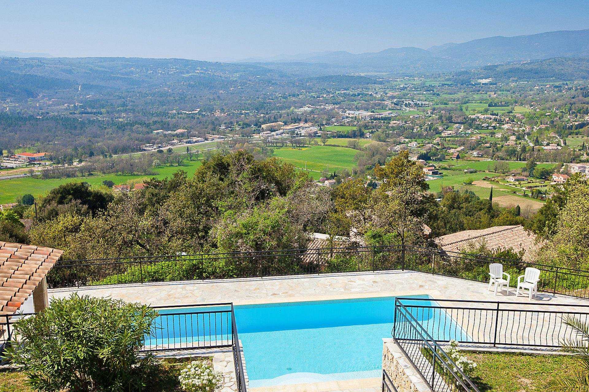 Hus i Montauroux, Provence-Alpes-Cote d'Azur 10045196
