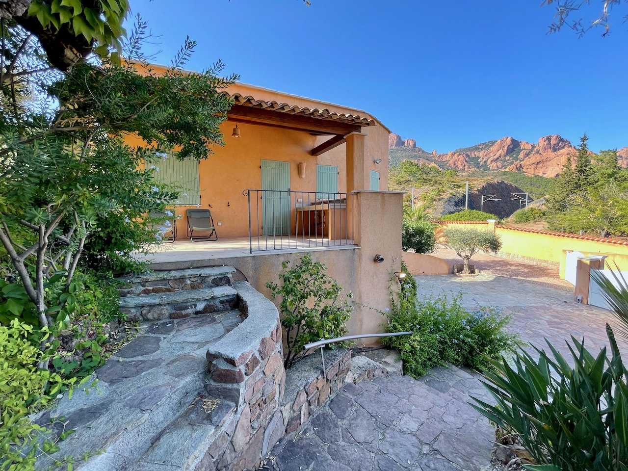 بيت في Spacious Villa With Separate Guest House On The Mediterranean And Esterel Mountains,  10045204