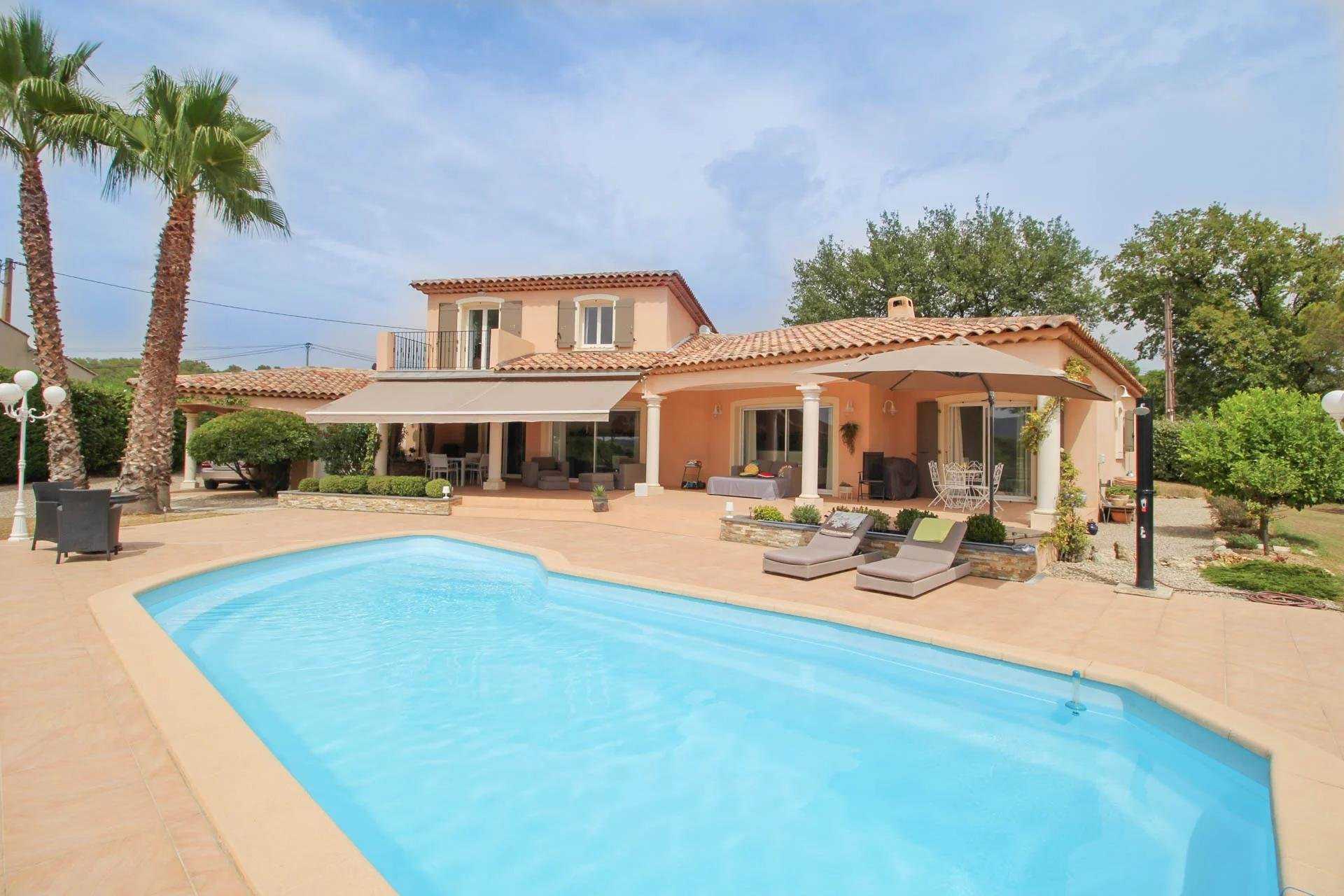 Hus i Bagnols-en-Foret, Provence-Alpes-Cote d'Azur 10045246