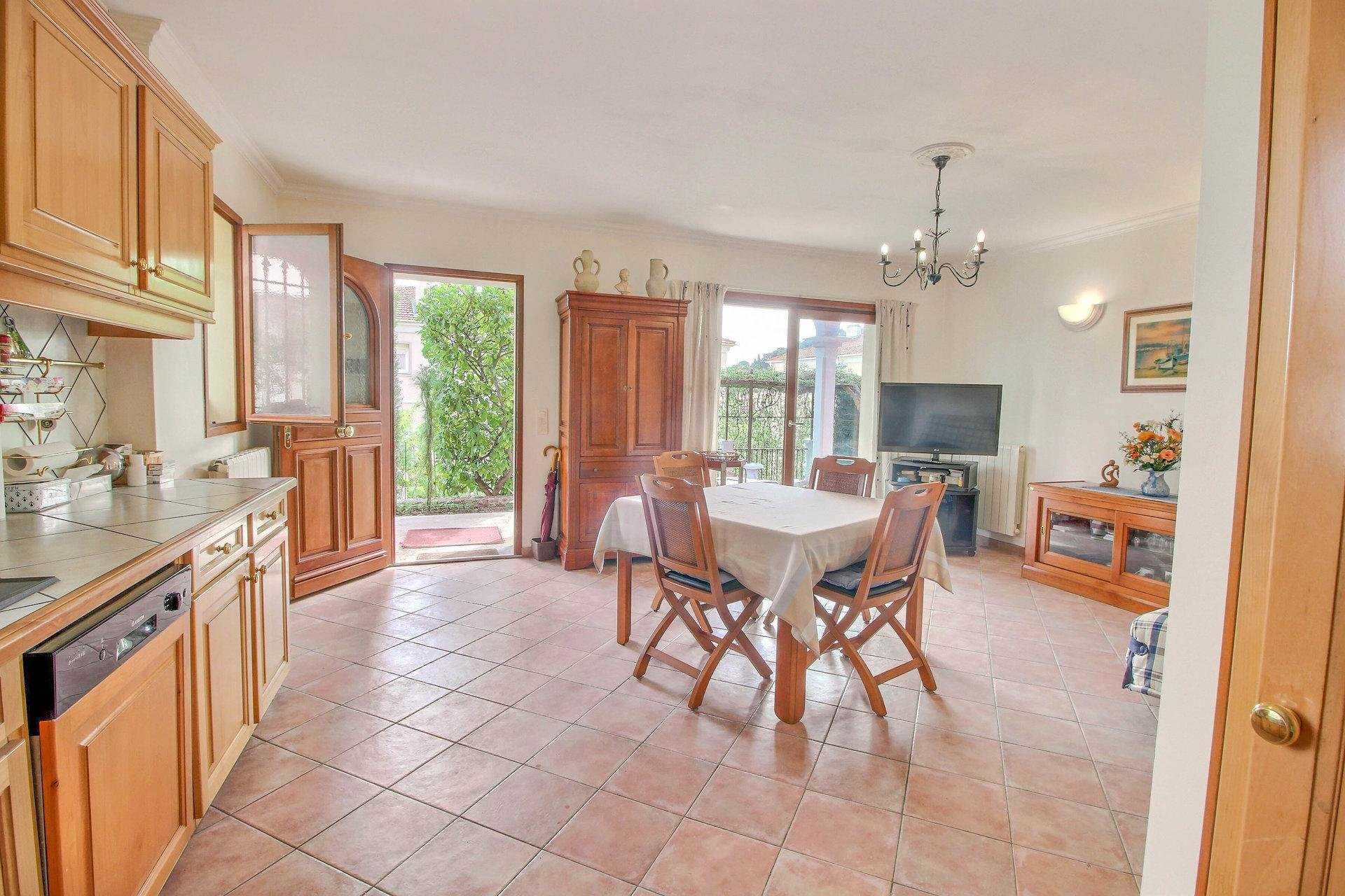 Talo sisään Kiva, Provence-Alpes-Cote d'Azur 10045252