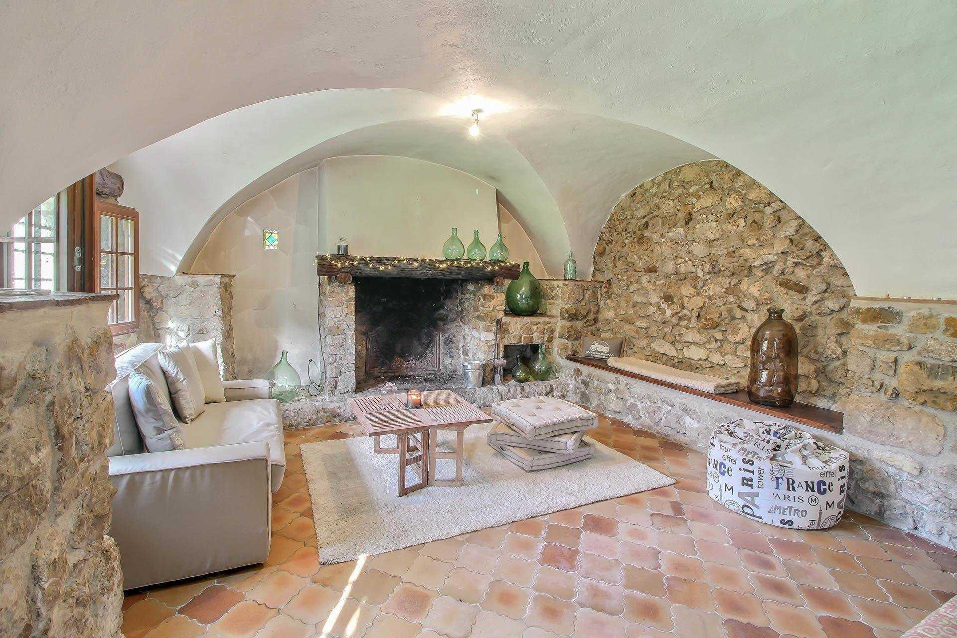 House in Castillon, Provence-Alpes-Cote d'Azur 10045275