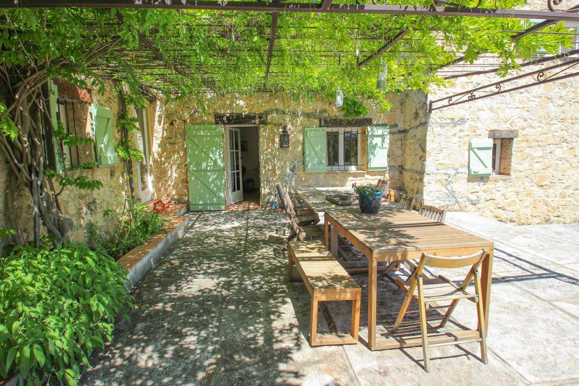Talo sisään Tourrettes, Provence-Alpes-Cote d'Azur 10045312