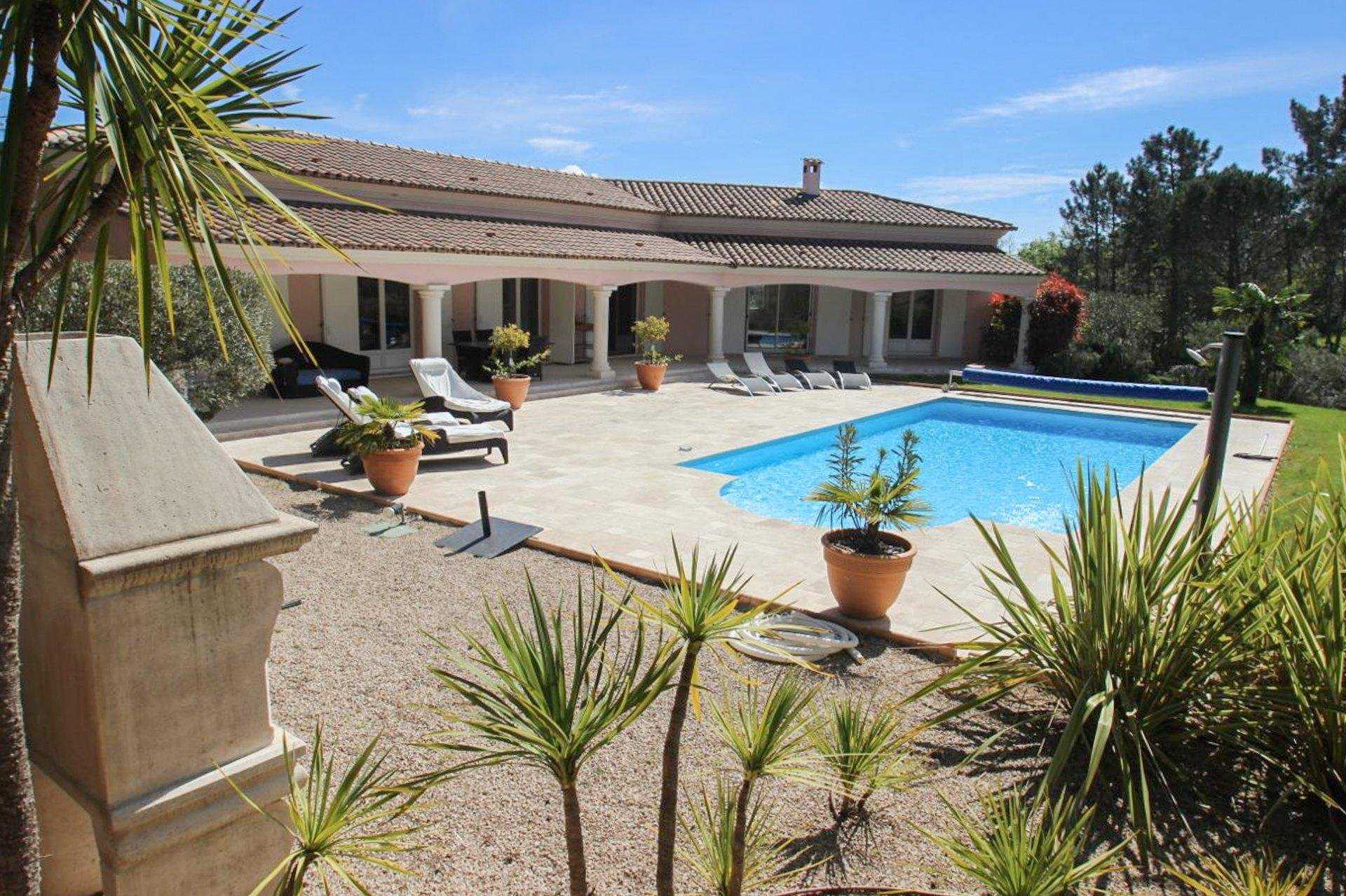 Hus i Bagnols-en-Foret, Provence-Alpes-Cote d'Azur 10045336