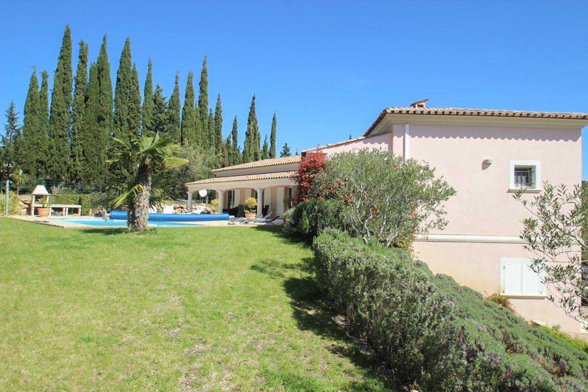 casa no Bagnols-en-Forêt, Provença-Alpes-Costa Azul 10045336