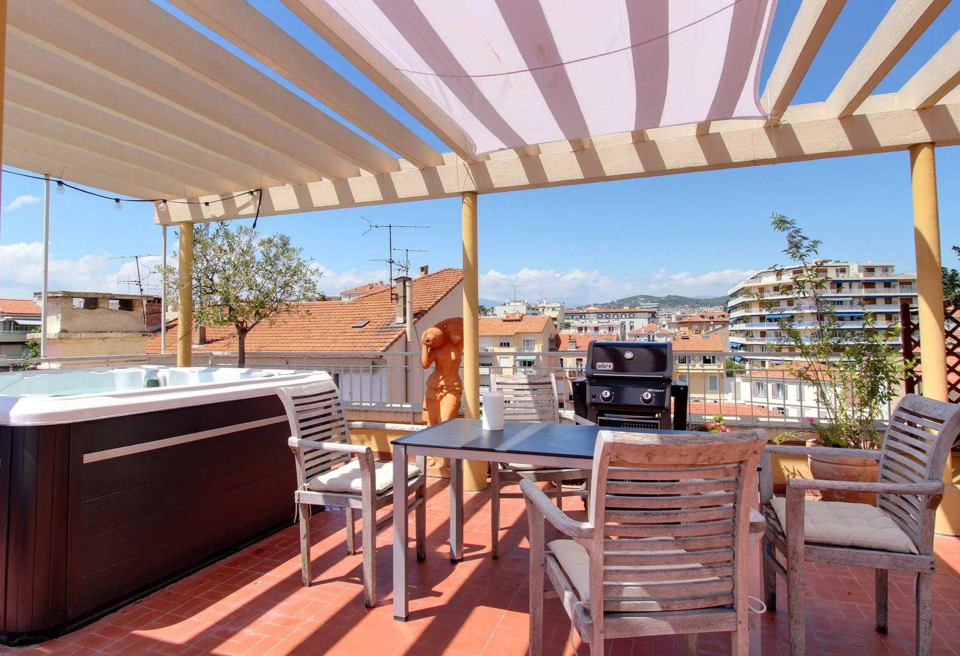 Condominium in Cannes, Provence-Alpes-Côte d'Azur 10045425