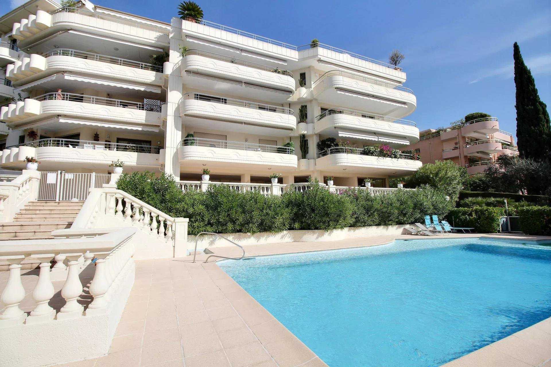 Condominium in Le Cannet, Provence-Alpes-Côte d'Azur 10045428