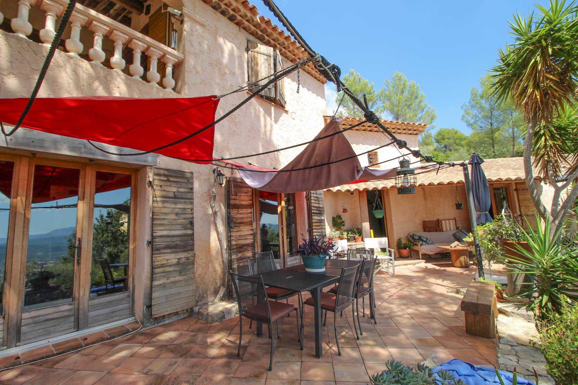 Talo sisään Callian, Provence-Alpes-Cote d'Azur 10045527