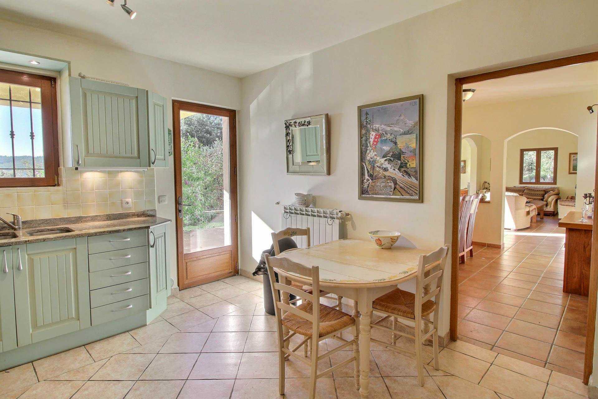 Talo sisään Callas, Provence-Alpes-Cote d'Azur 10045543
