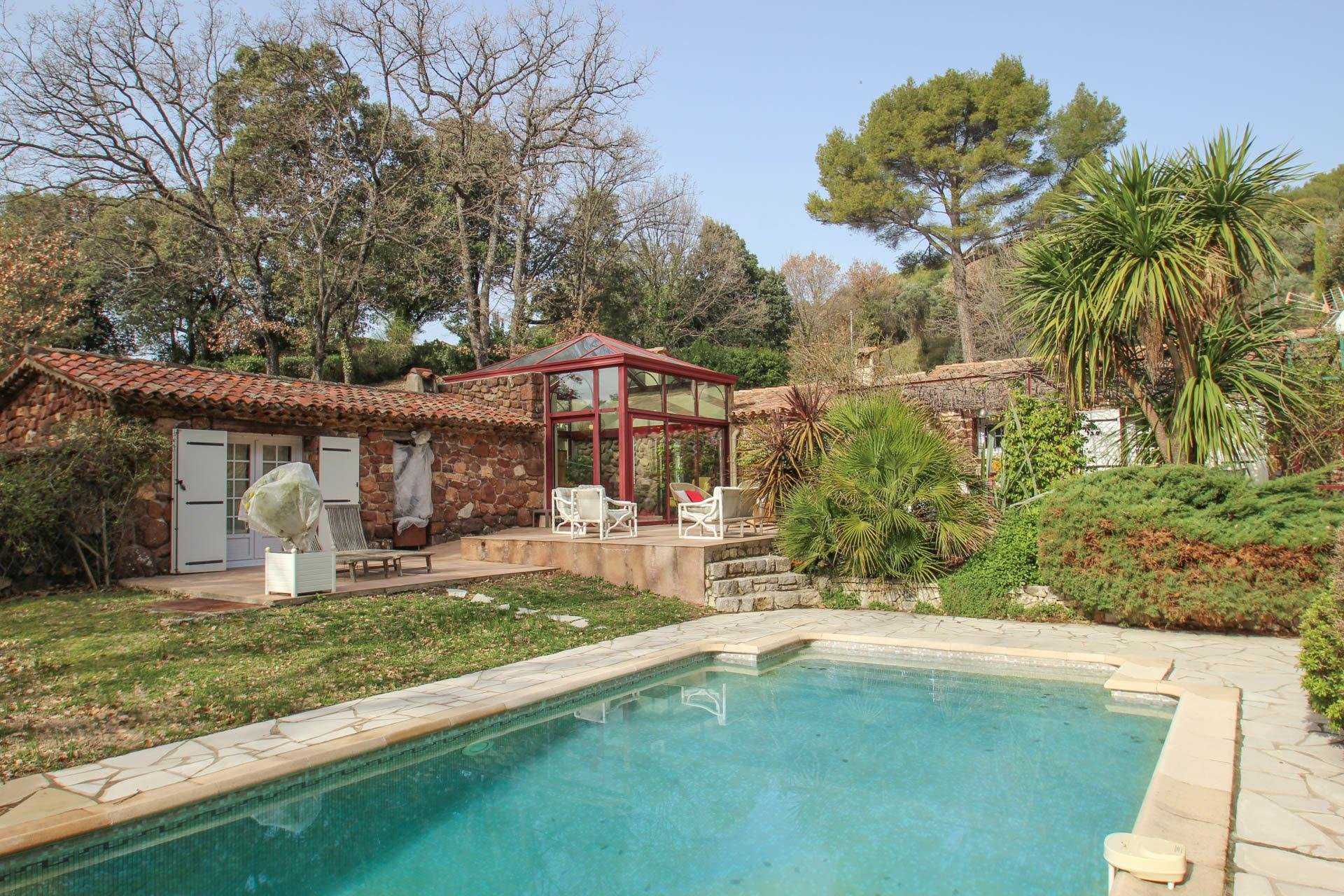 Talo sisään Callas, Provence-Alpes-Cote d'Azur 10045547