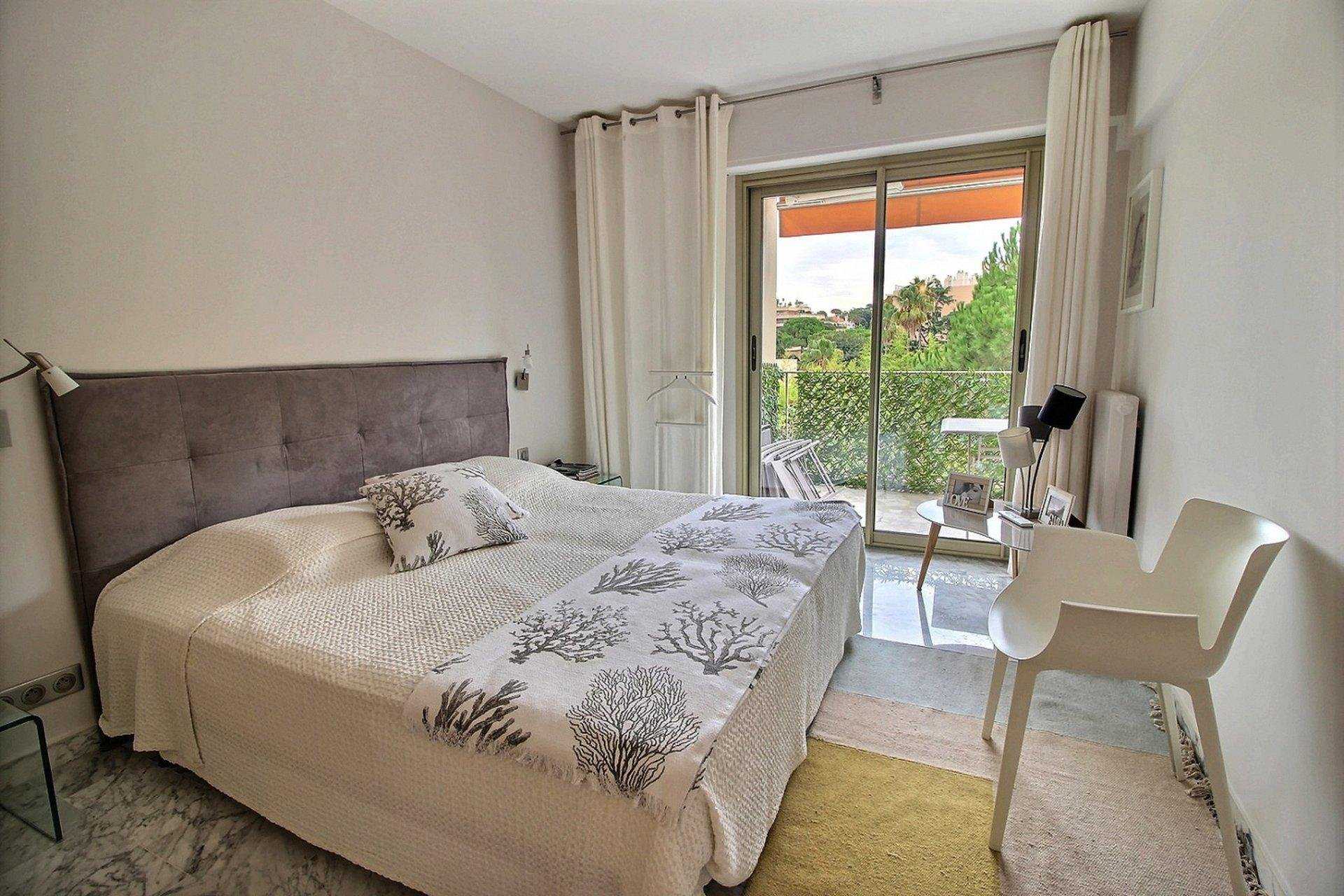 Condominium in Juan-les-Pins, Provence-Alpes-Côte d'Azur 10045561