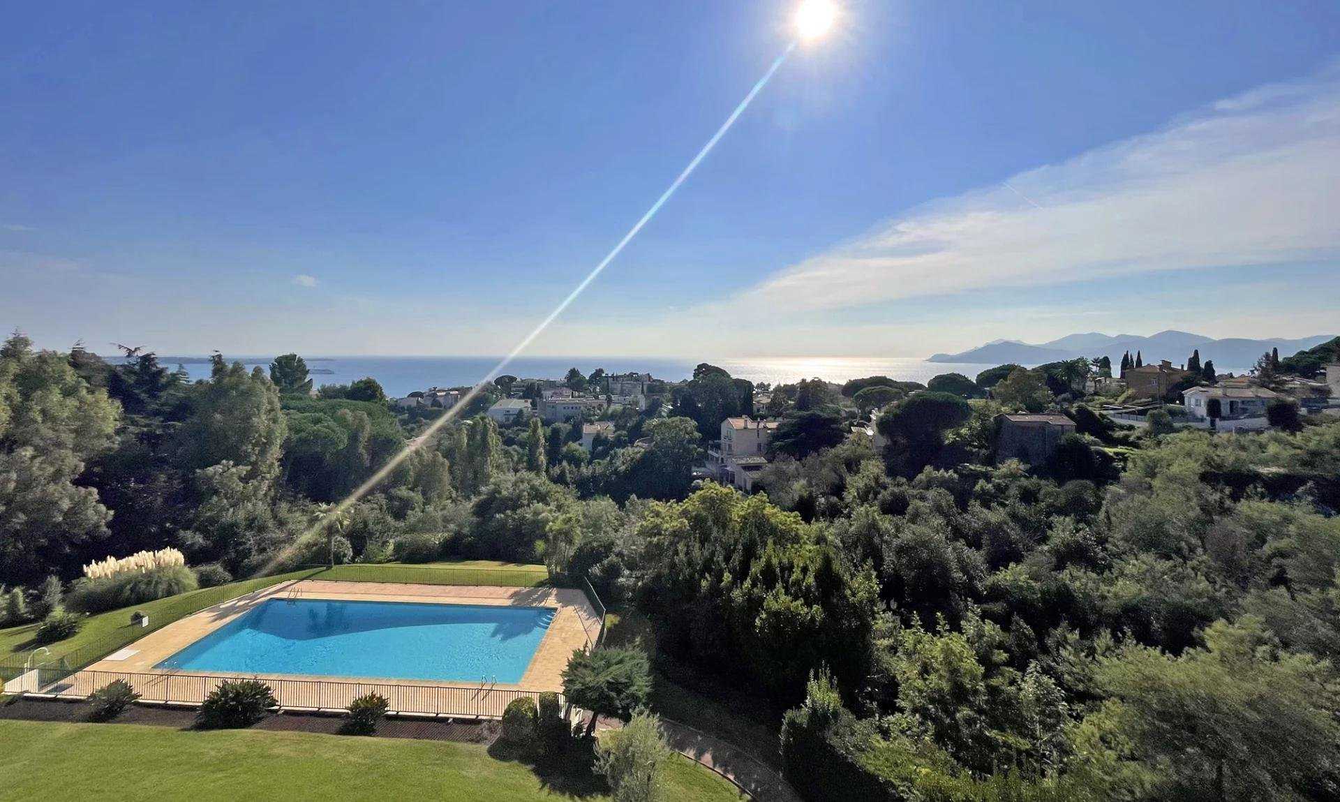 Condominium dans Cannes Croix Des Gardes, Provence-Alpes-Cote d'Azur 10045577
