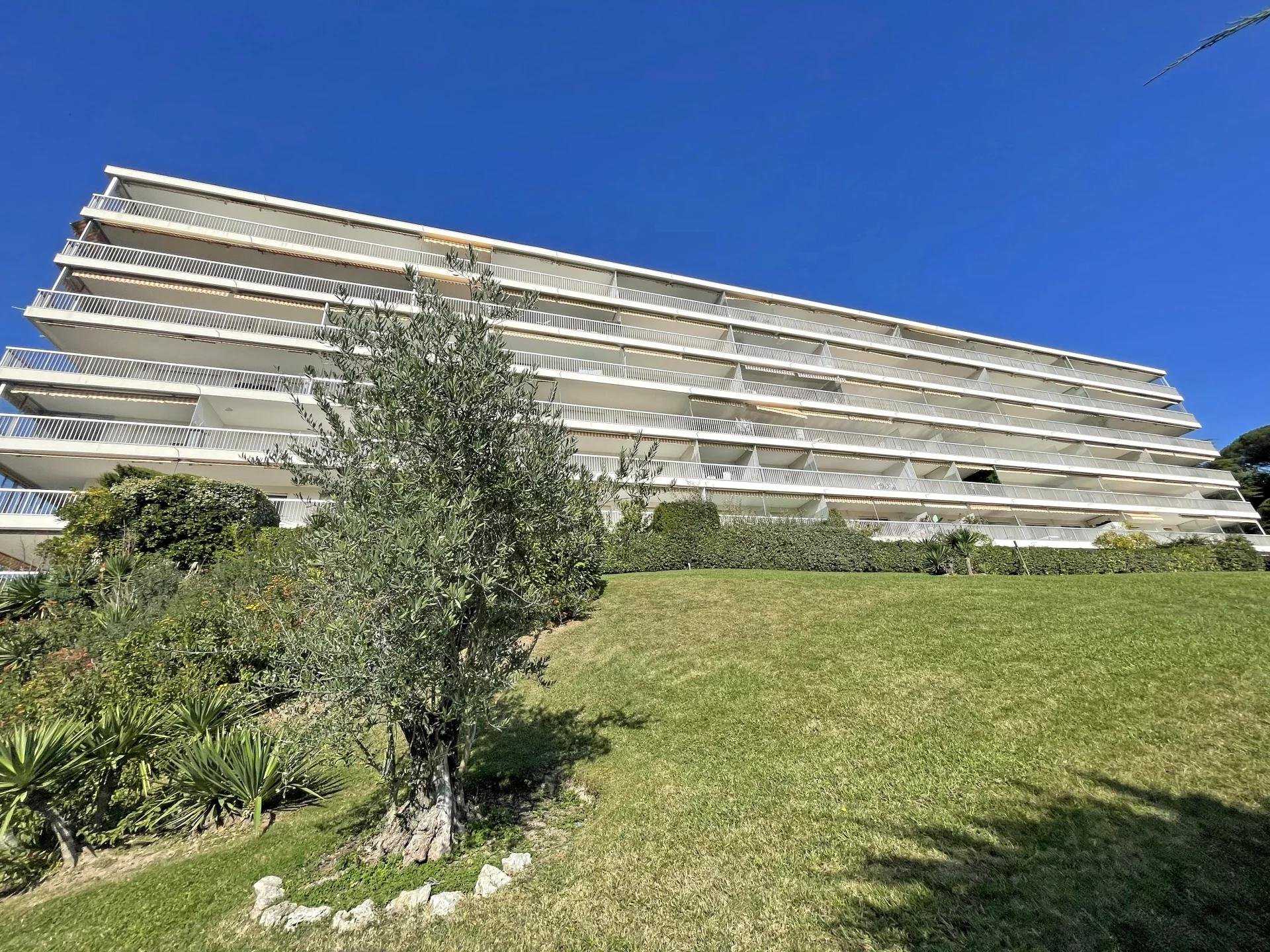 Condominium dans Cannes Croix Des Gardes, Provence-Alpes-Cote d'Azur 10045577