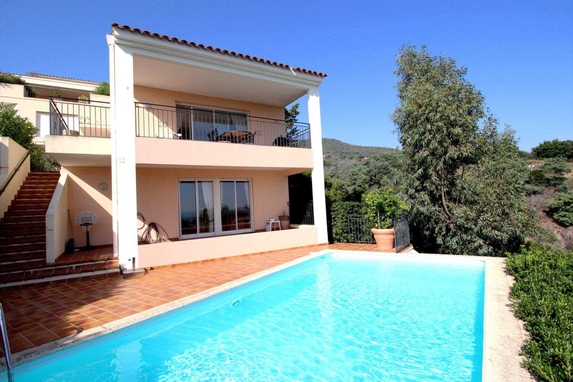 Condominium in Mandelieu-la-Napoule, Provence-Alpes-Cote d'Azur 10045578