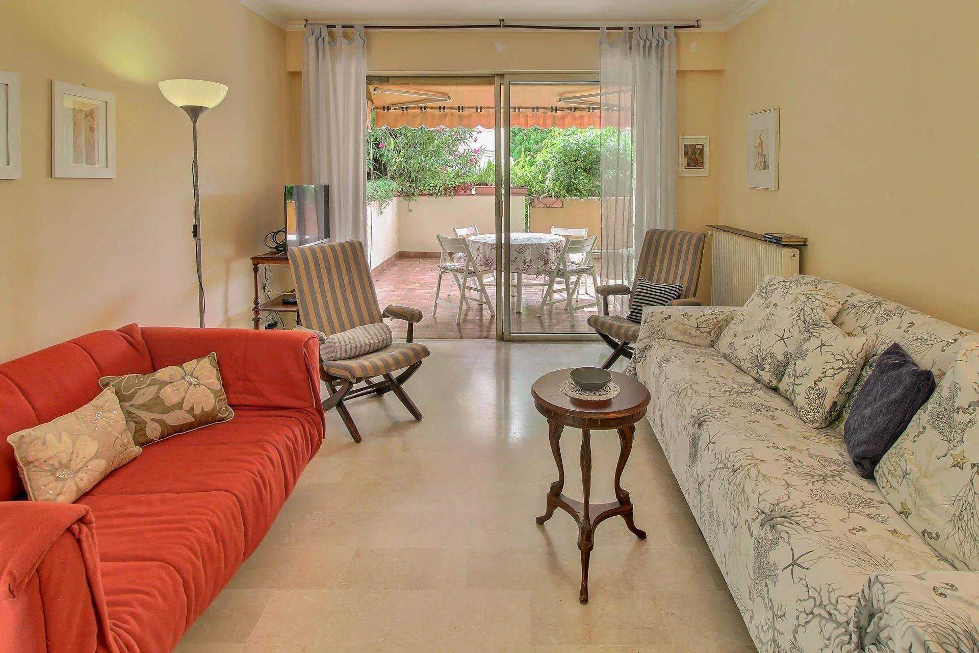 Condominium in Garavan, Provence-Alpes-Côte d'Azur 10045631