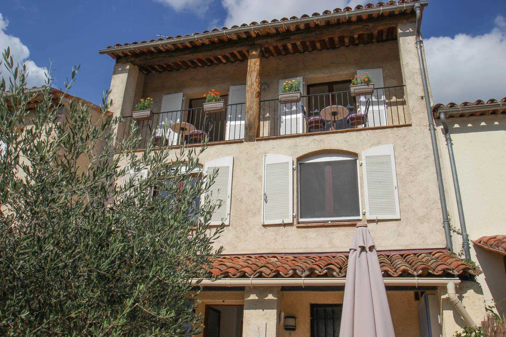Talo sisään Fayence, Provence-Alpes-Cote d'Azur 10045708