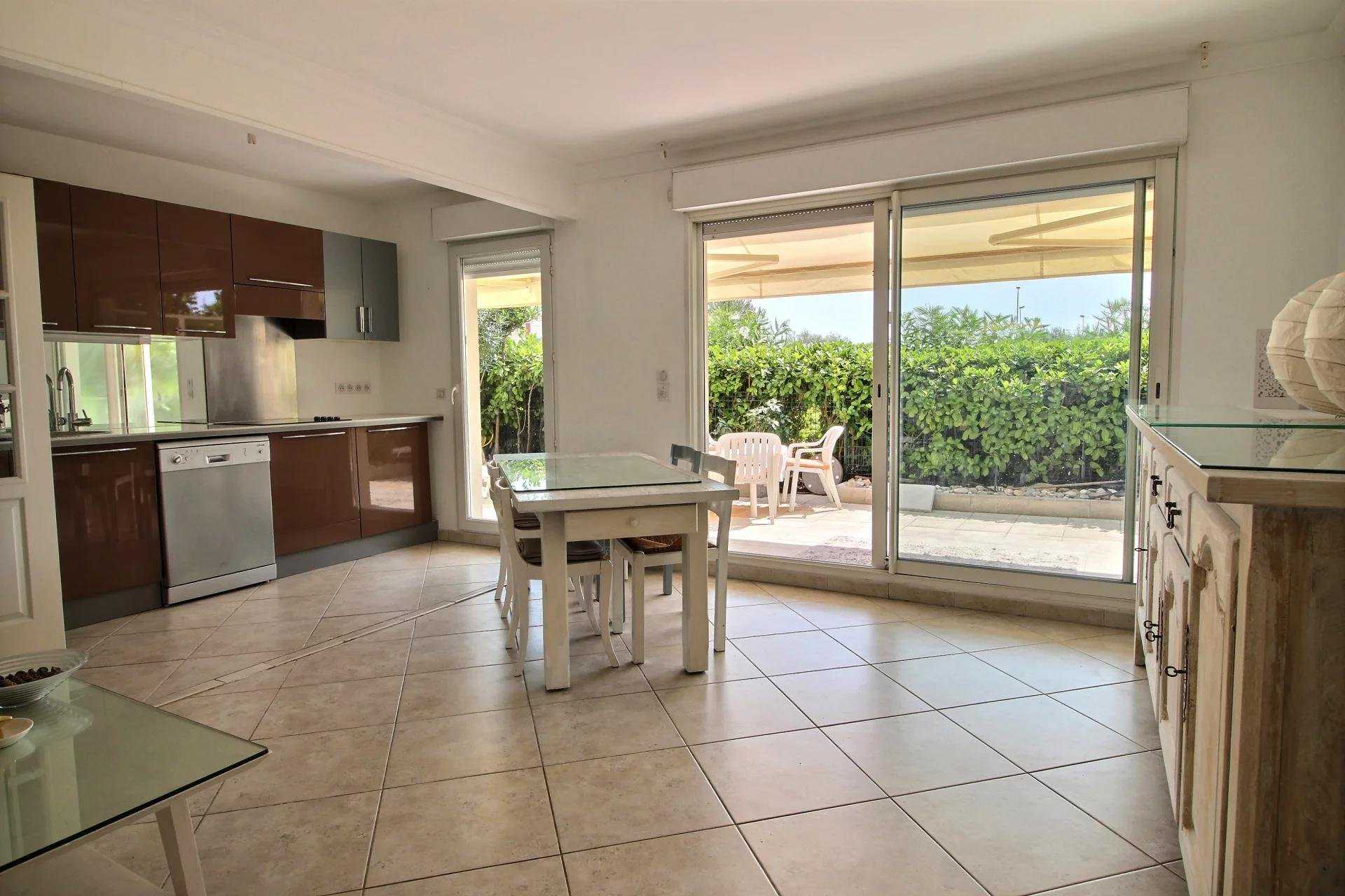 Condominium in Juan-les-Pins, Provence-Alpes-Cote d'Azur 10045761