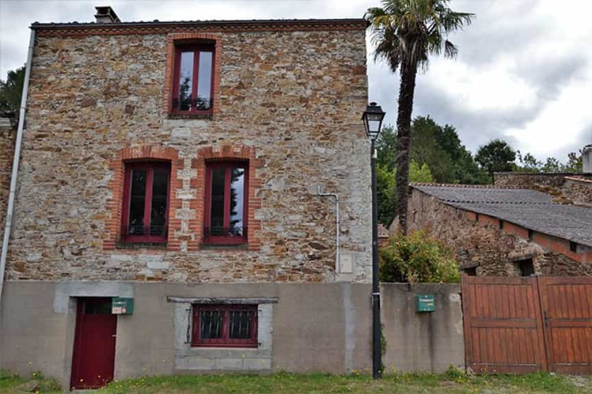 Huis in La Varenne, Pays de la Loire 10046001