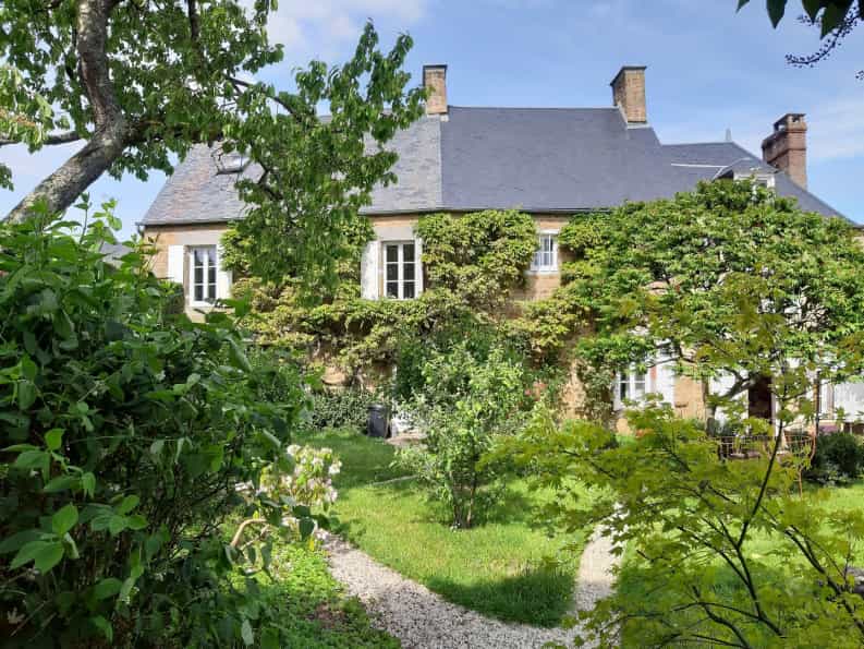 Dom w Menil-Hubert-sur-Orne, Normandia 10046010