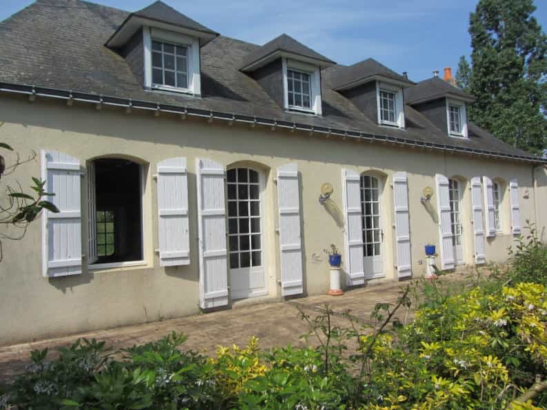 房子 在 Saint-Denis-d'Anjou, Pays de la Loire 10046177
