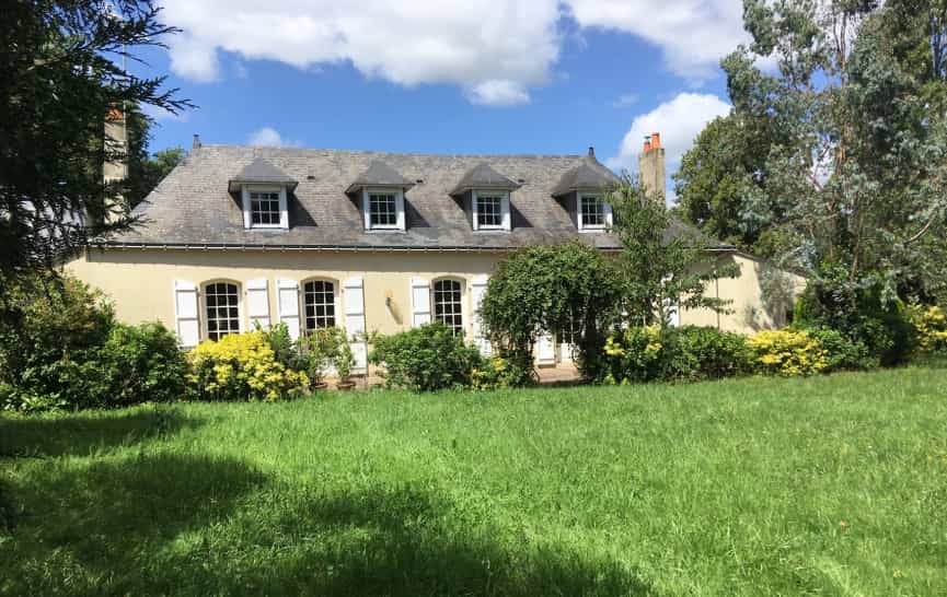House in Saint-Denis-d'Anjou, Pays de la Loire 10046177