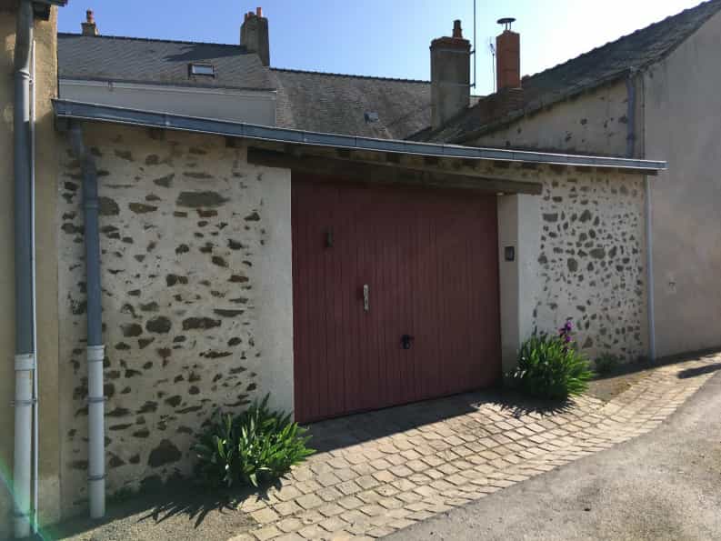 rumah dalam Saint Denis D'anjou,  10046280