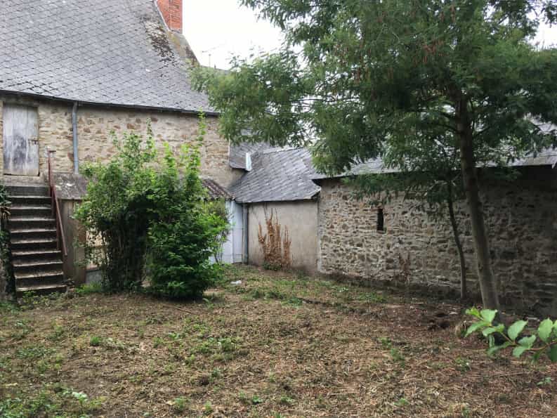 σπίτι σε Σεν Ντενί-ντ' Ανζού, Pays de la Loire 10046354