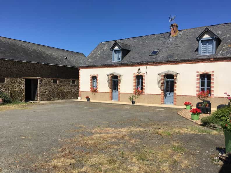 House in Saint-Denis-d'Anjou, Pays de la Loire 10046515