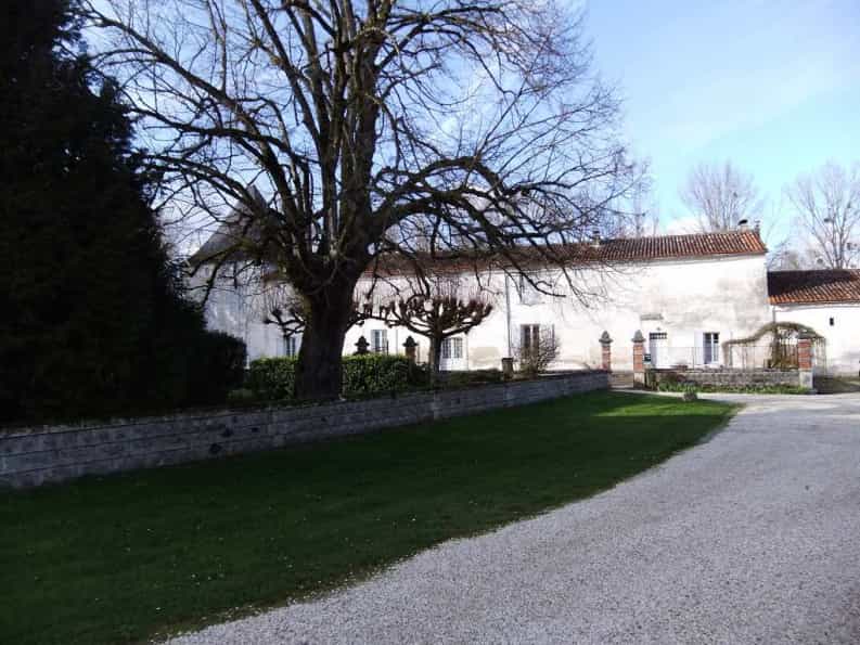 Hus i Jonzac, Nouvelle-Aquitaine 10046616