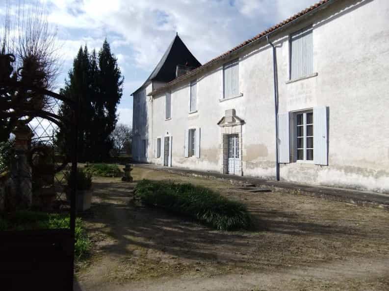 بيت في Jonzac, Nouvelle-Aquitaine 10046616