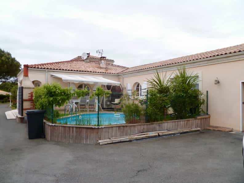 Huis in Ambares-et-Lagrave, Nouvelle-Aquitanië 10046623