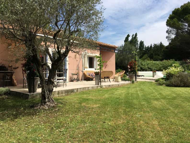 Haus im L'Isle-sur-la-Sorgue, Provence-Alpes-Côte d'Azur 10047001