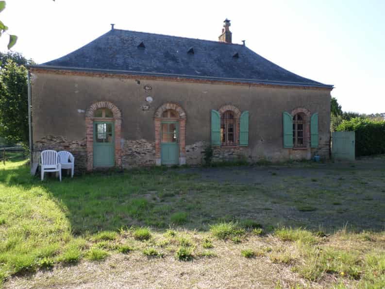 σπίτι σε Montreuil-sur-Maine, Pays de la Loire 10047013
