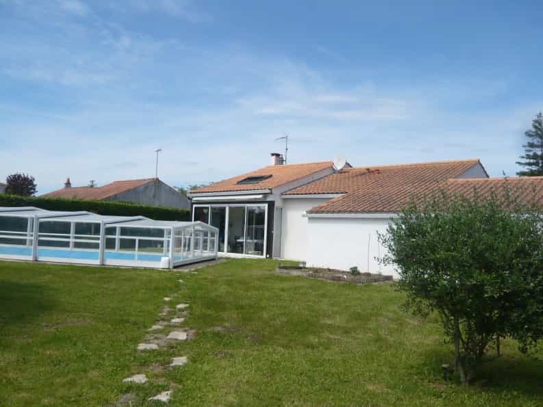 Haus im Saint-Hilaire-la-Forêt, Pays de la Loire 10047020