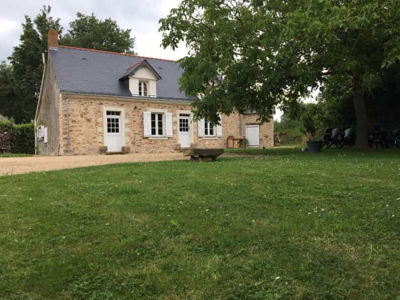 σπίτι σε Montreuil-sur-Maine, Pays de la Loire 10047090