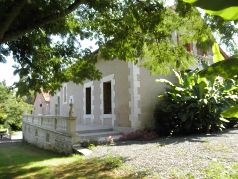 Condominium in Marthon, Nouvelle-Aquitaine 10047296