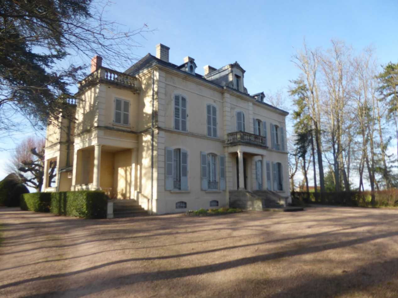House in Saint-Gerand-le-Puy, Auvergne-Rhone-Alpes 10047336