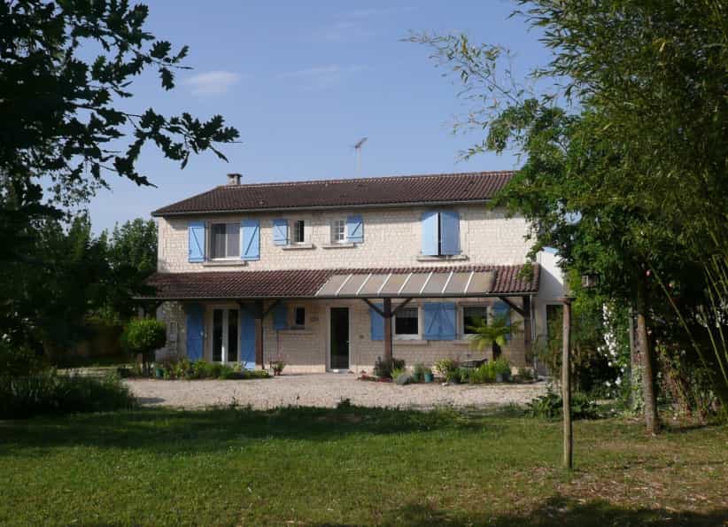 House in Saint-Meme-les-Carrieres, Nouvelle-Aquitaine 10047368
