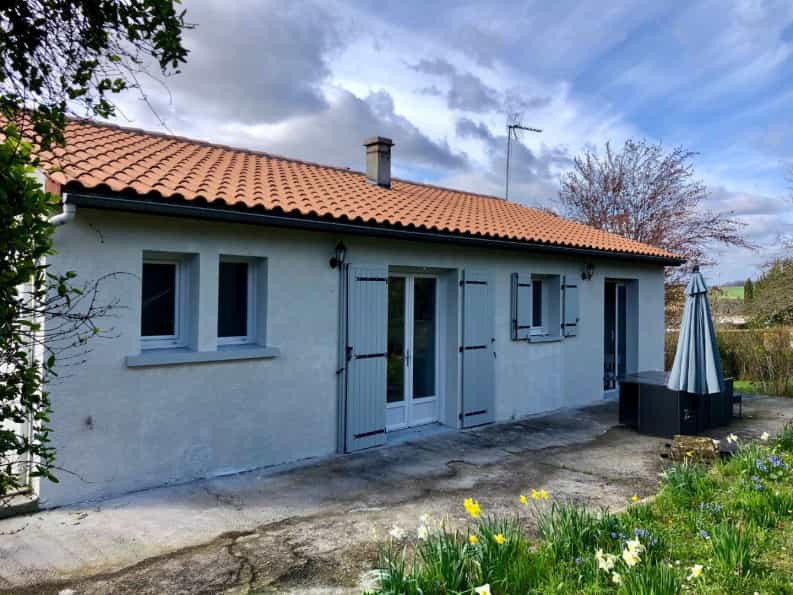Huis in Villebois-Lavalette, Nouvelle-Aquitanië 10047422