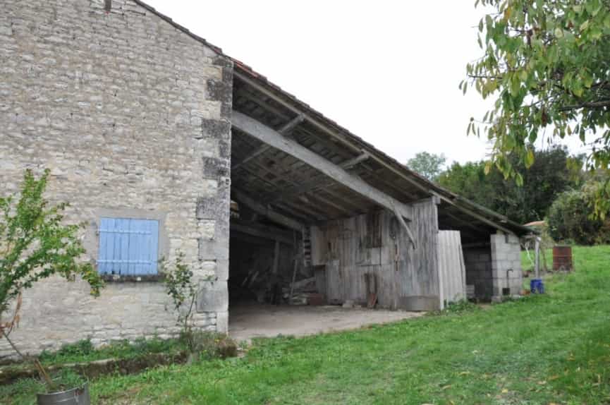 σπίτι σε Marcillac-Lanville, Nouvelle-Aquitaine 10047441