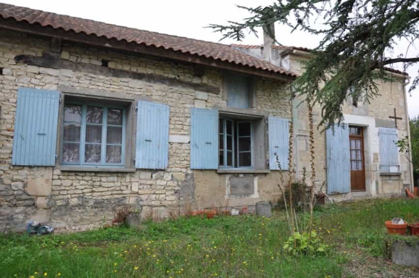 Talo sisään Marcillac-Lanville, Nouvelle-Aquitaine 10047441