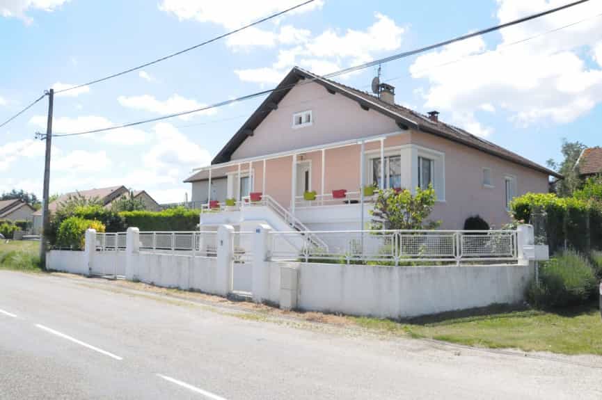 Casa nel La Tour-du-Pin, Alvernia-Rodano-Alpi 10047482