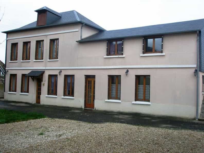 rumah dalam Saint-Pierre-les-Elbeuf, Normandie 10047560