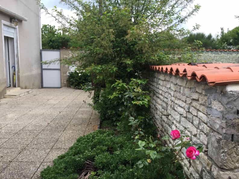 House in Saint-Jean-d'Angely, Nouvelle-Aquitaine 10047701
