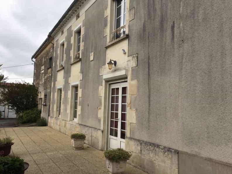 Huis in Saint-Jean-d'Angely, Nouvelle-Aquitanië 10047701