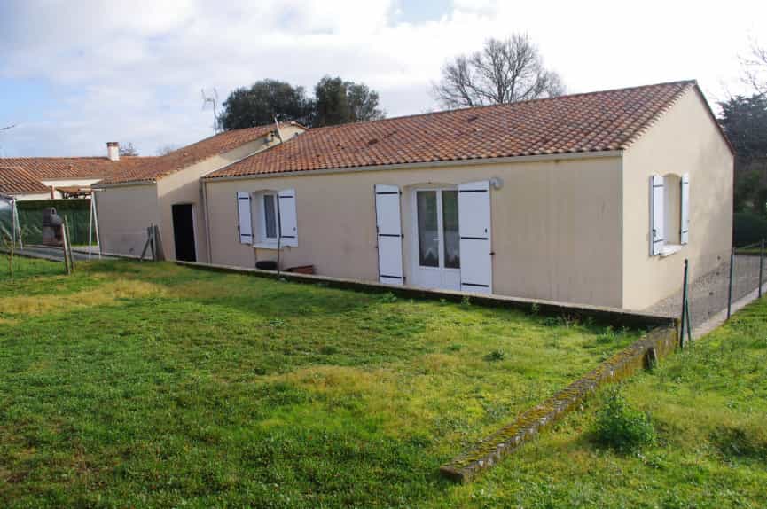 Huis in Saint-Hilaire-la-Foret, Pays de la Loire 10047706