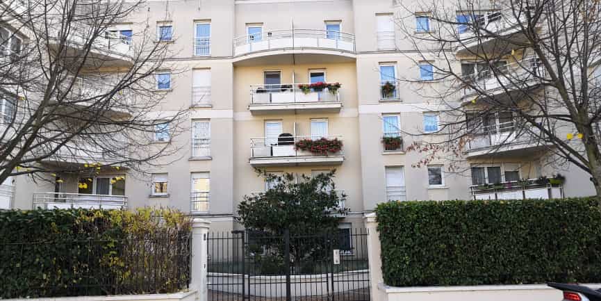 Condominium in Dugny, Ile-de-France 10047861