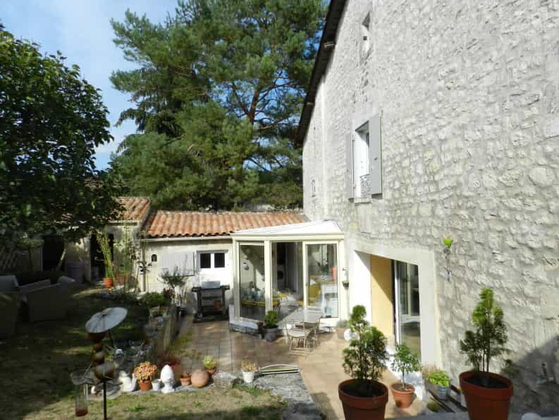 Huis in Mouthiers-sur-Boeme, Nouvelle-Aquitaine 10047900