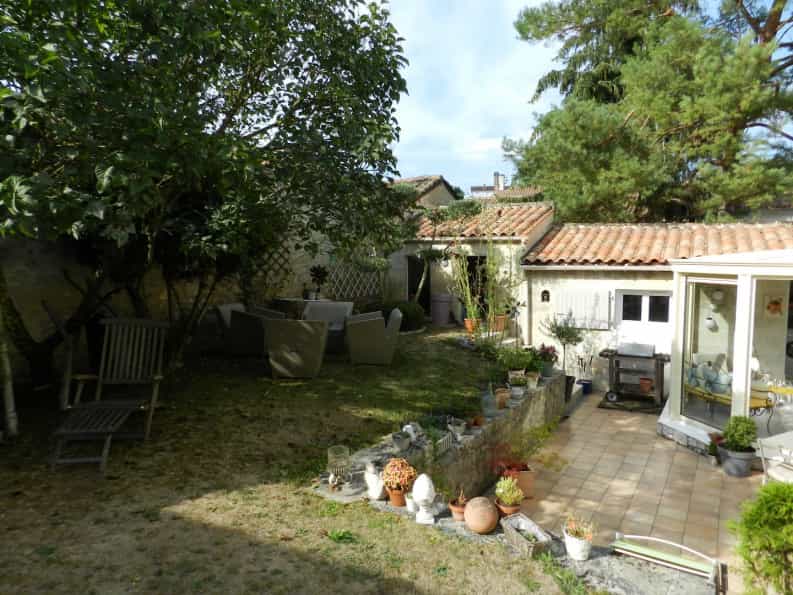 Dom w Mouthiers-sur-Boeme, Nouvelle-Aquitaine 10047900
