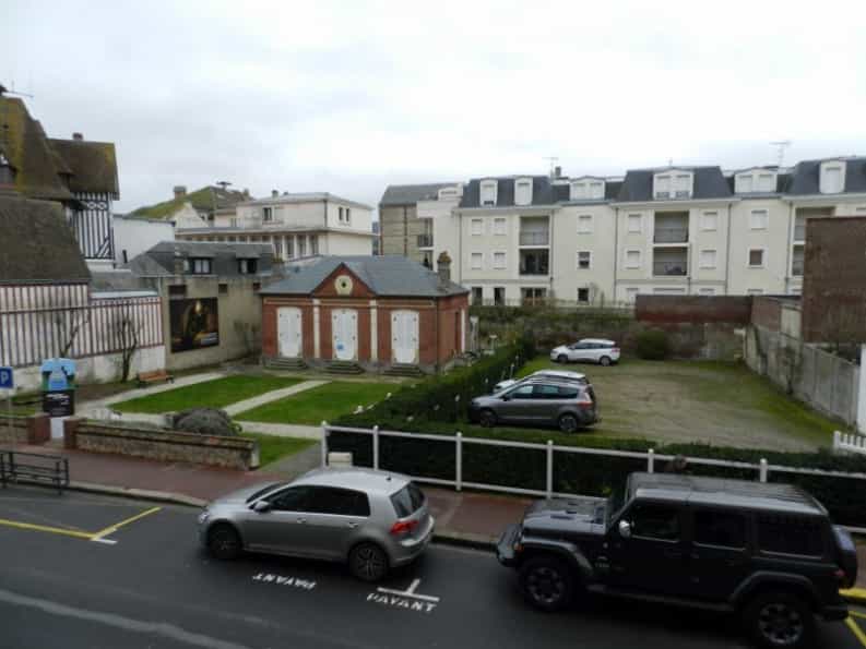 Condominium in Deauville,  10047905